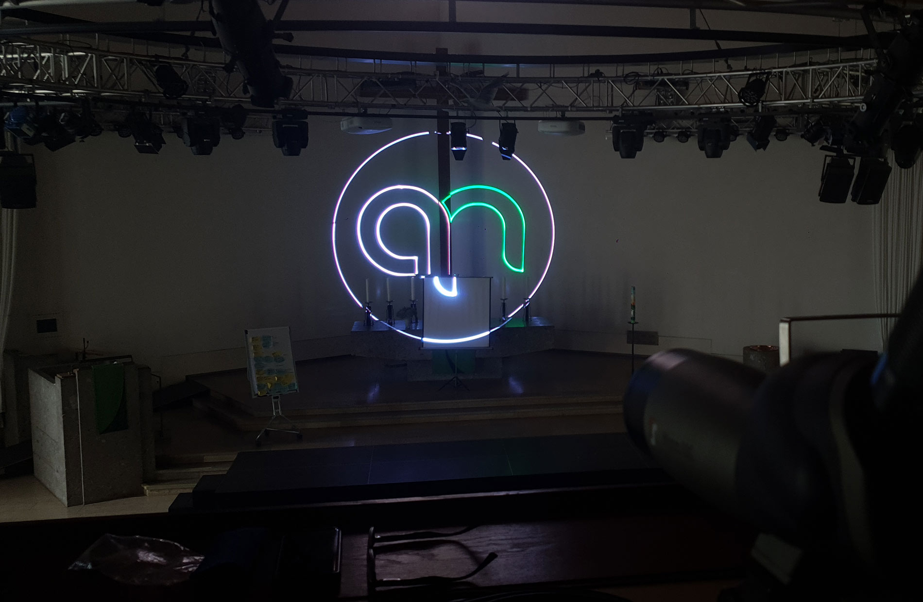 Bild einer Lasershow auf einer Firmenfeier